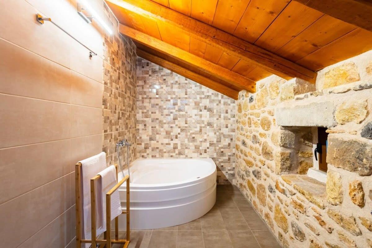 Mantineia Stone Villa-An Ethereal Getaway Megali Mantineia المظهر الخارجي الصورة